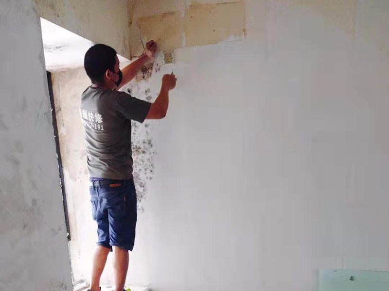 老房子内墙怎样翻新比较合适？贴墙纸好还是刷乳胶漆好？