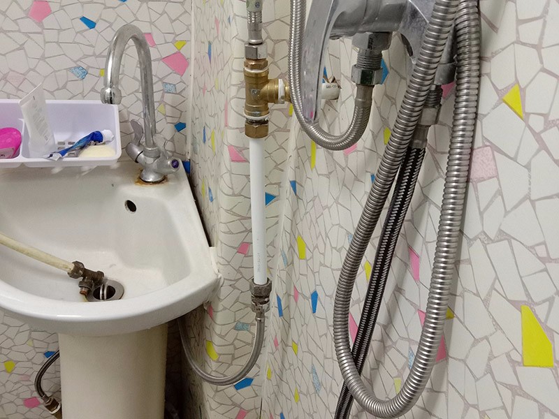 卫生间漏水怎么办？家庭水管漏水维修案例